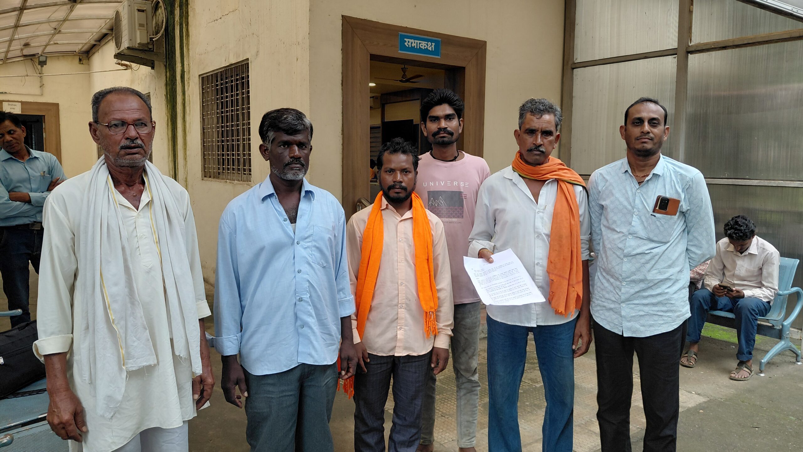 ग्राम पंचायत खैरापैका पंचायत सचिव द्वारा साफ-सफाई, पेयजल व्यवस्था एवं पंचायत संबंधी कार्यों में लापरवाही बरतने तथा नियमित रूप से पंचायत में उपस्थित नहीं होने ग्रामीणों ने जनसुनवाई में कलेक्टर श्री नीरज कुमार वशिष्ठ से शिकायत अधिकारियों को जांच के दिए दिशा निर्देश