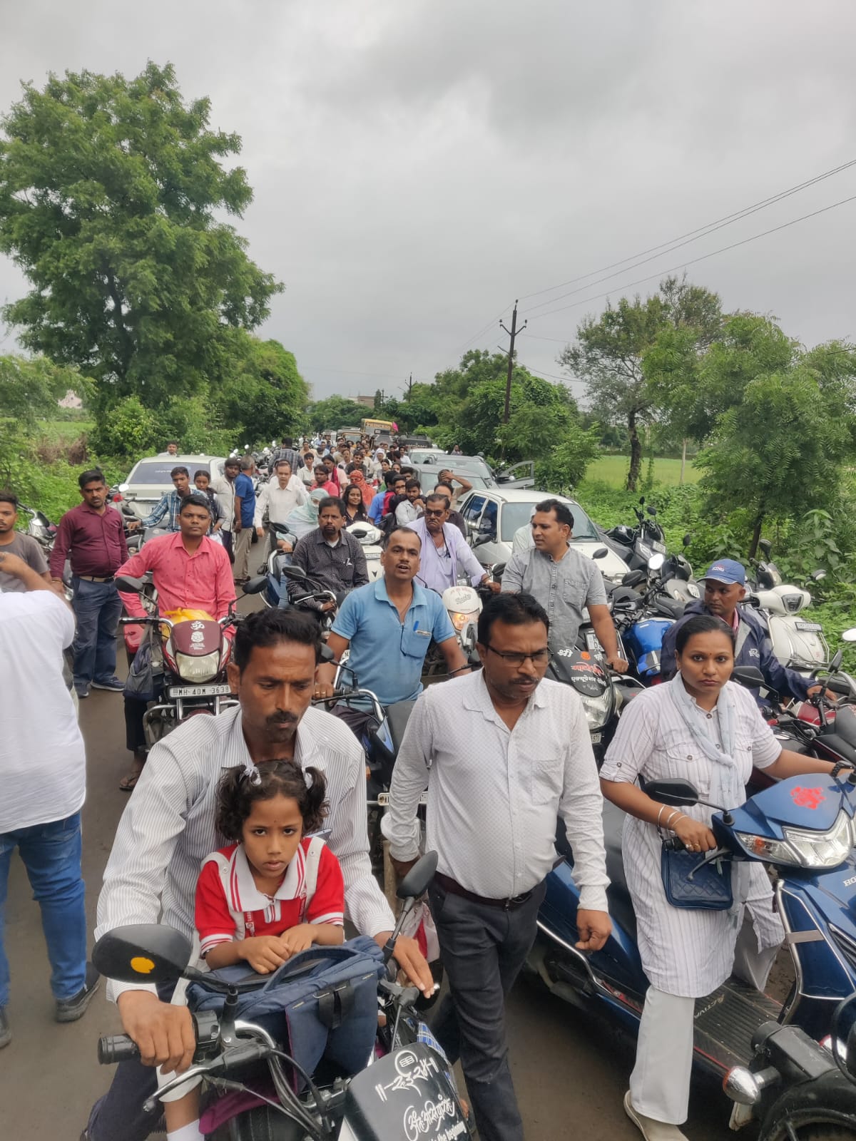 प्रशासन ने स्कूल का बदला टाईमिंग तो ऑटो रहे बंद पारडी मार्ग पर वाहनों लगा लंबा जाम स्कूल छात्र अभिभावक किसान राहगीर घंटों जाम से रहे परेशान, अभिभावकों ने प्रशासन से सुचारू व्यवस्था बनाने की उठाई मांग