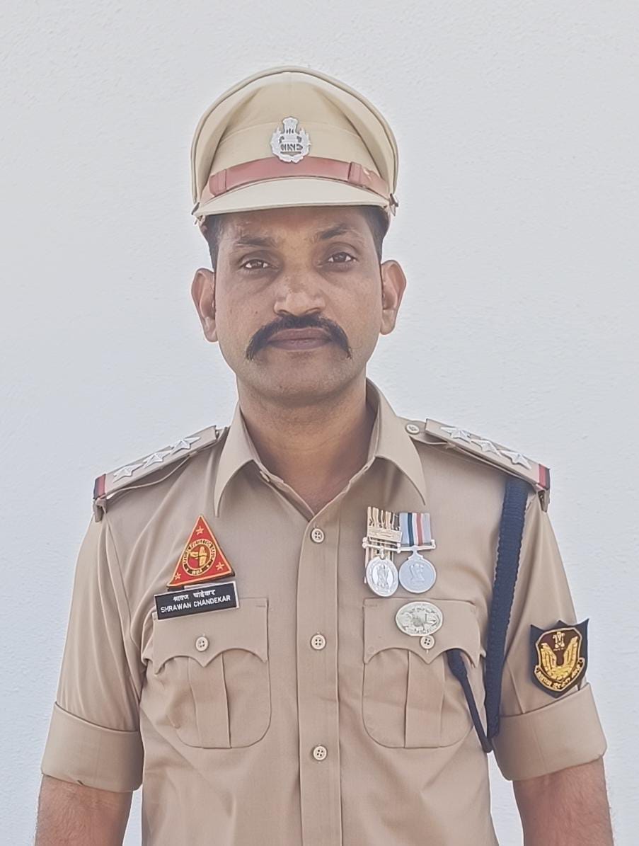 पांढुरना ग्राम सिवनी के लाल श्रावण चांदेकर बने CISF में इंस्पेक्टर, प्रधानमंत्री की सुरक्षा SPG में निभा चुके अहम् जिम्मेदारी एवं RSS प्रमुख सर संघचालक के भी रह चुके हैं PSO , वर्ष 2010 में CISF में उप निरीक्षक के पद पर अपनी सेवा शुरू की थी। छोटे से कस्बे से निकलकर केंद्रीय सुरक्षा बल में महत्वपूर्ण जिम्मेदारियाँ निभाना युवाओं के लिए मार्गदर्शक एवम् प्रेरणादायक l