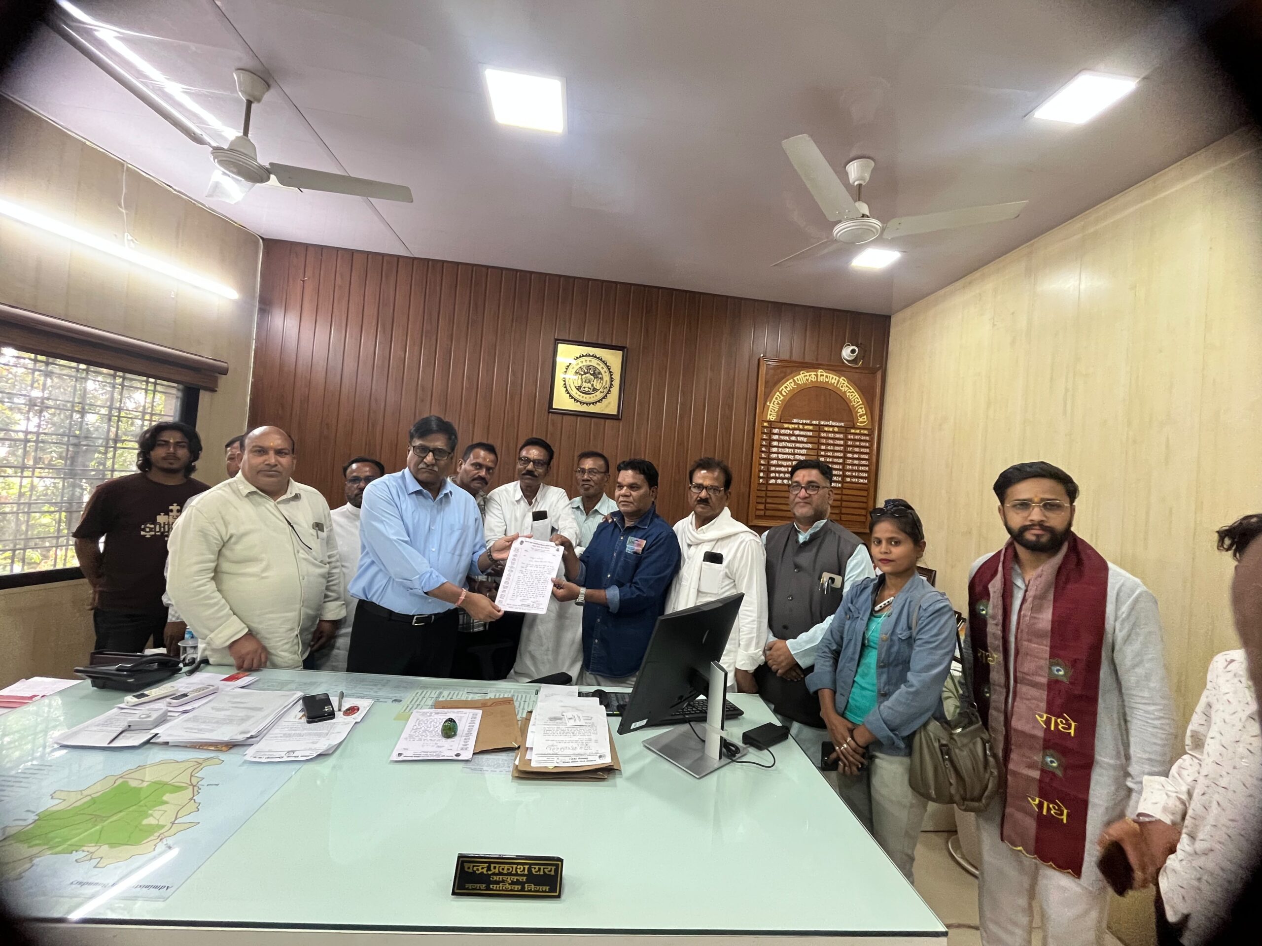 महात्मा फुले जी की 200जंयती पर छिंदवाडा शहर पवार टी हाउस के पास महात्मा फुले चौक आंबटन एवं प्रवेश द्वार बनाने निगम आयुक्त के महात्मा फुले शिक्षण समिति ने सौंपा ज्ञापन रखी मांग, नगर निगम में प्रस्ताव रखकर महात्मा ज्योतिबा फुले जंयती पर प्रवेश द्वार लगाने दिया आश्वासन